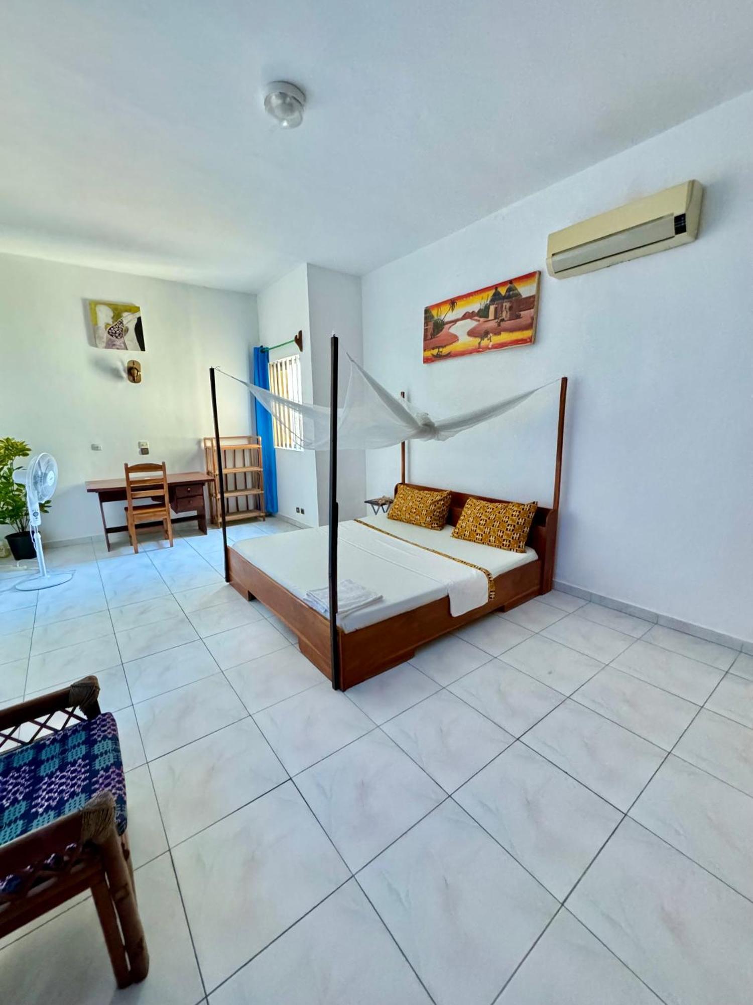 Guesthouse Cocotiers 코토누 외부 사진